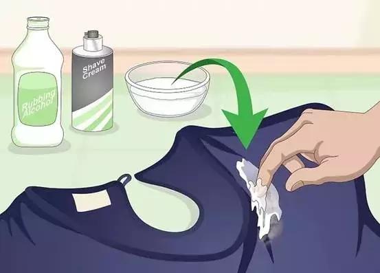 衣服上的粉底污渍如何去除