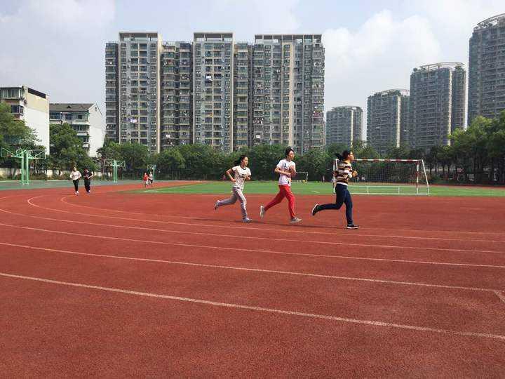 体育中考800米跑步技巧怎么呼吸,中考体育1000米快速提升训练方法