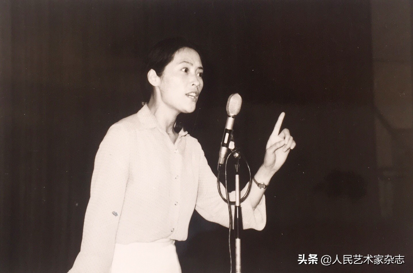 她是80年代长影厂当家花旦，19岁因报幕被选中出演平原游击队，中年无戏可拍，复出电影由钟南山担任顾问