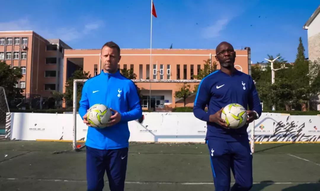 教成都学生热身操，热刺教练发现“球星潜力股”，想带回英国教！