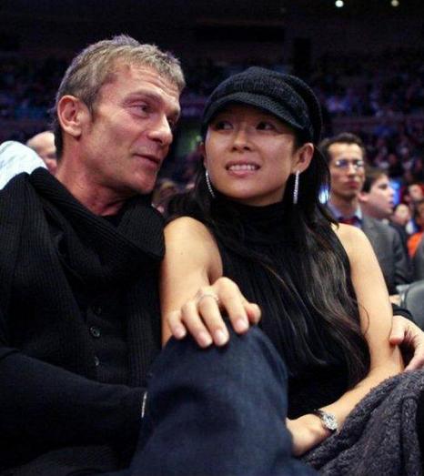 从“父女恋”到“母子恋”,这个52岁女人把自己活成了美国萧亚轩