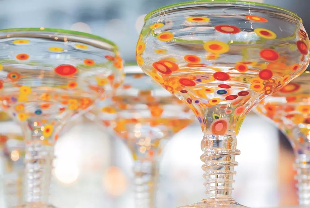 在水里剪刀可以剪玻璃是真的吗,玻璃在水里可以用剪刀剪