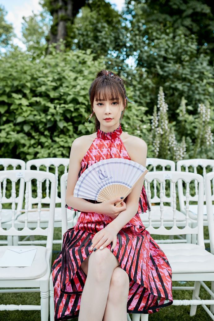 杜海涛沈梦辰幸福美满手牵手,杜海涛穿绿色风衣和沈梦辰写真