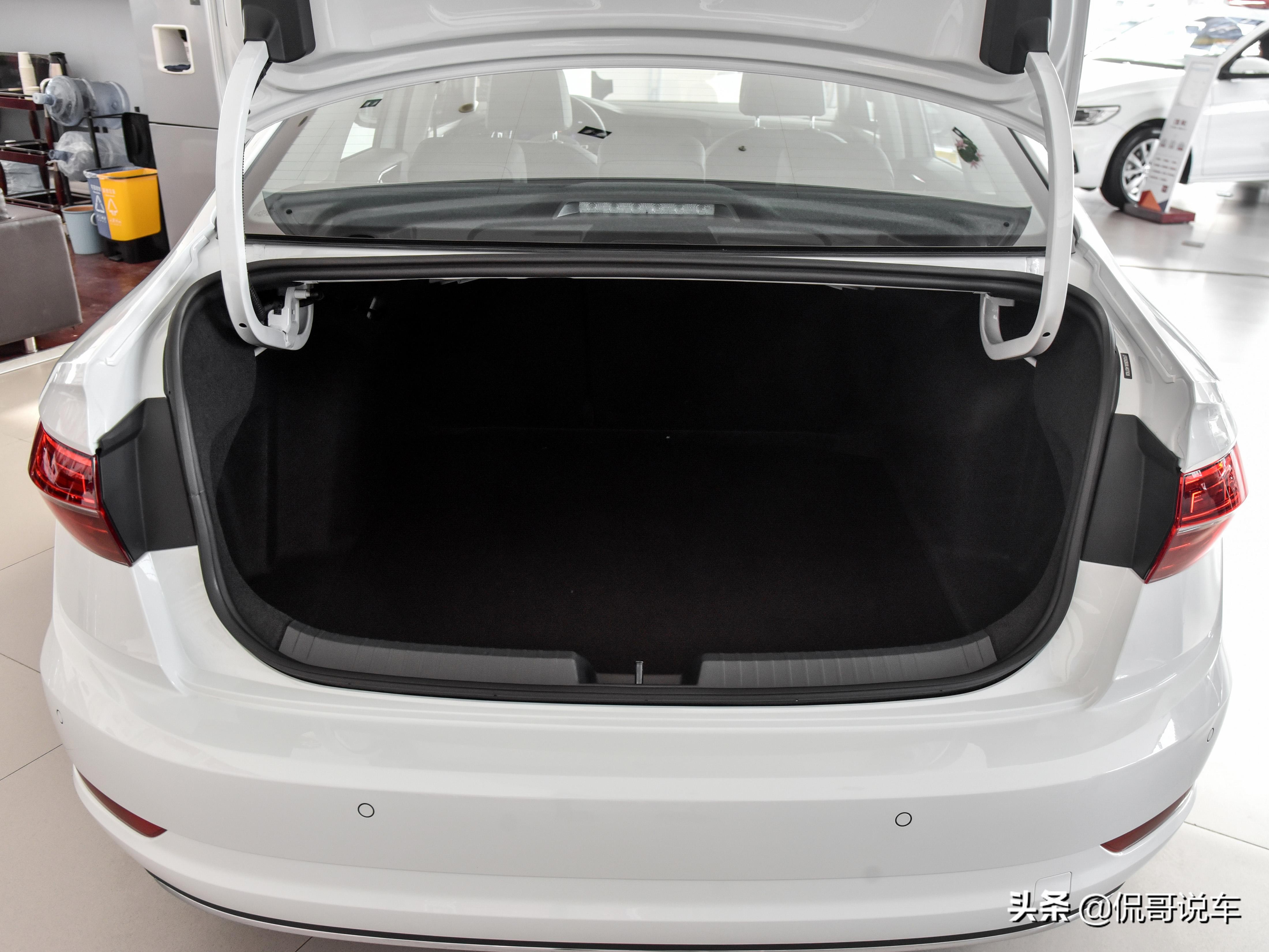 大众速腾16年自动舒适版测评,紧凑型中型车中大型车