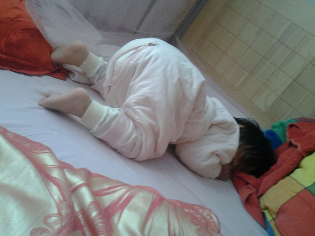 婴儿翻身急得直哭用干预吗,宝宝翻身后不能呼吸妈妈飞速赶来