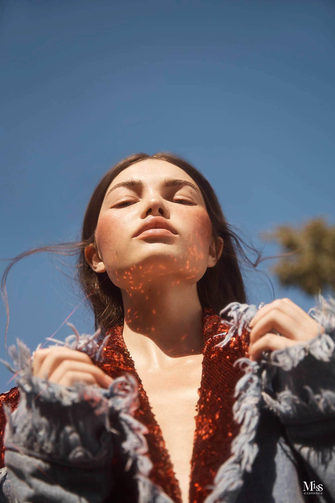 哑光妆容的魅力，在于提供漆黑的夜晚，展现色彩之美