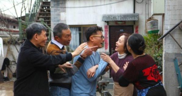 “你剁肉吵到我孩子午睡了”，邻居当面质问，家长的回怼大快人心