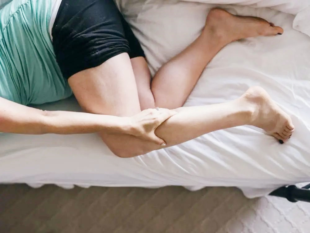 缺钙抽筋和着凉抽筋有什么区别,小腿抽筋脚趾也抽筋是缺钙吗