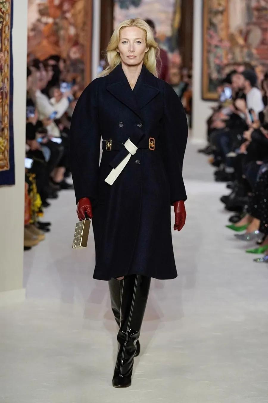 2022巴黎时装周秋冬大衣,2020秋冬巴黎时装周
