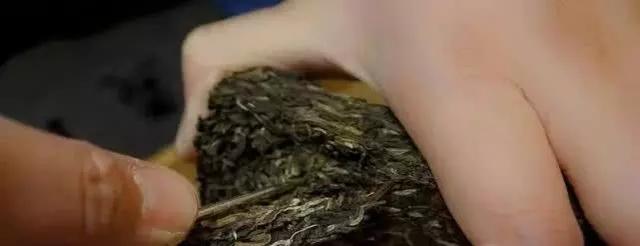 普洱茶砖太硬，用什么姿势开？