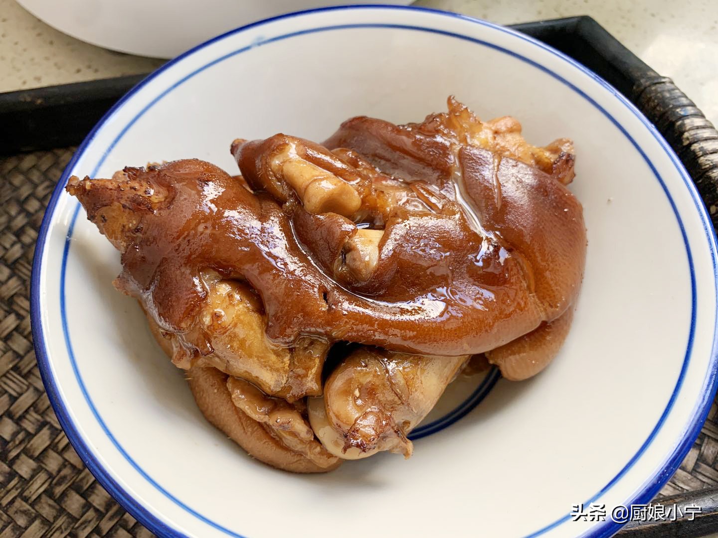 红烧猪蹄怎么才能让颜色变鲜亮,红烧猪蹄不放八角可以吗