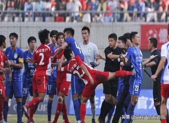 成都篮球裁判被殴打,足球球迷殴打裁判