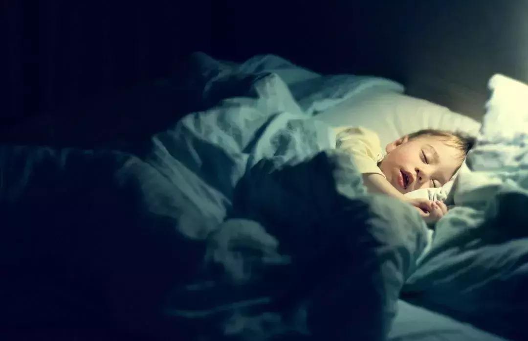 为什么不要搂着宝宝睡觉,最好不要搂着宝宝睡