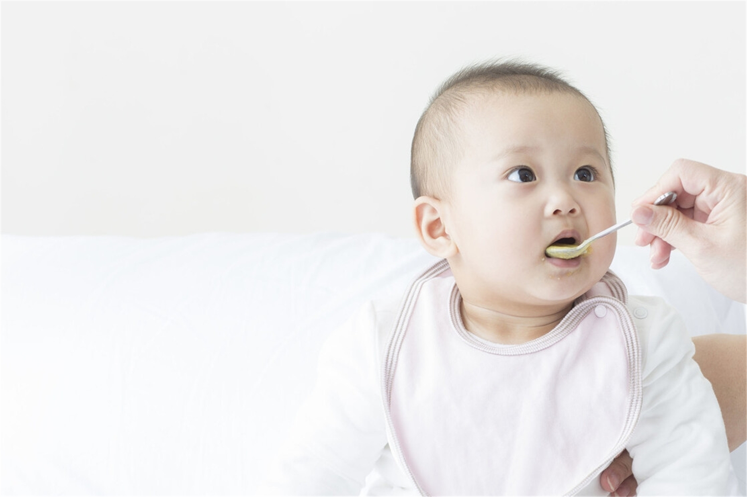 添加辅食后宝宝不爱喝水,宝宝添加辅食后不爱喝奶怎么办