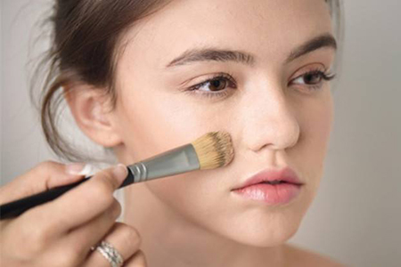 遮瑕膏跟粉底液先用哪个,是先用粉底液还是先用遮瑕膏