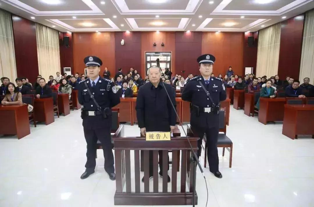 「七日法闻」副市长挂46个职务引热议，看完真相网友都炸了