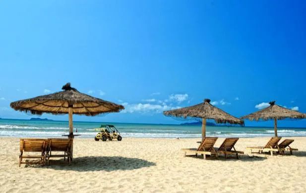 高温下的阳光沙滩海浪,为什么现在不出国也能买免税产品