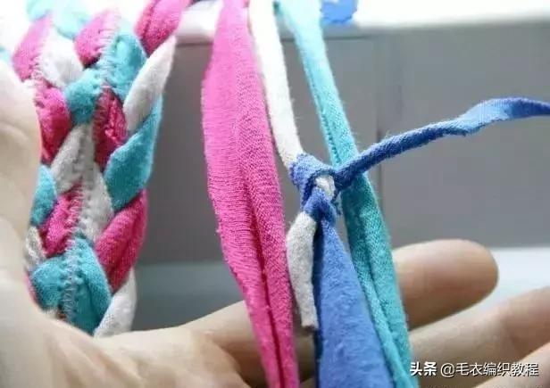 旧毛衣编织地毯最简单方法,旧毛线编织地毯地垫的视频