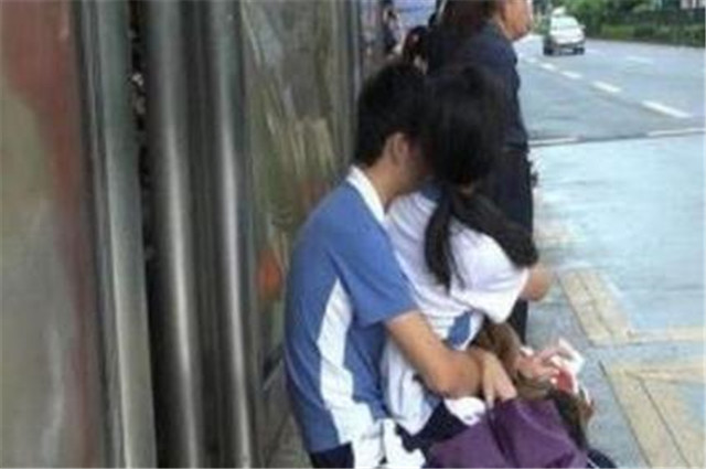 发现女儿脖子有“草莓印”，爸爸再三追问，孩子的话引人深思