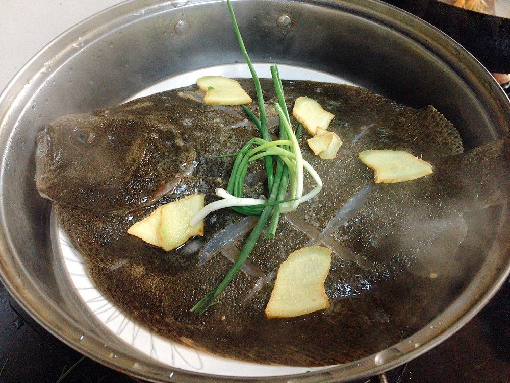 冰冻的鱼清蒸鱼用冷水蒸还是热水,清蒸鱼冷水上锅还是水开后上锅