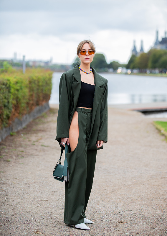 墨绿色上衣搭什么颜色的裤子好看,墨绿色上衣配什么色的裤子好看