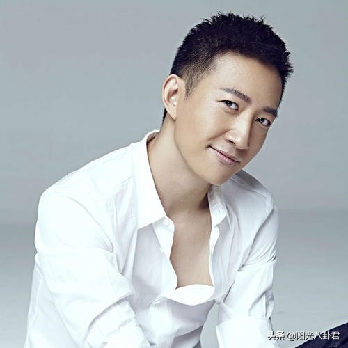 王阳夫妇合体照片,王阳晒抱娃照片