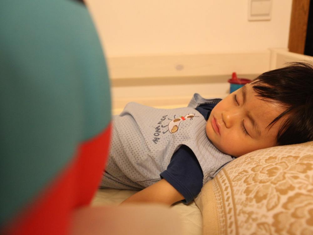 宝宝穿衣服盖被温度,新生儿不容易着凉的被子