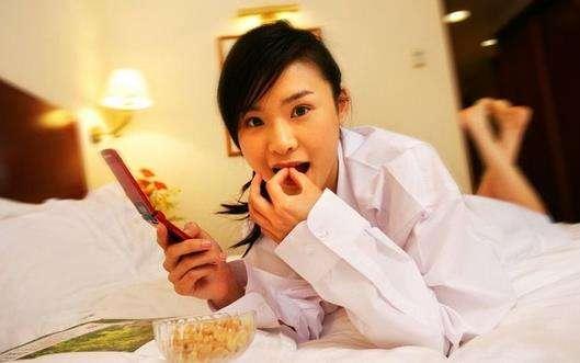 明明不饿就是想吃食物是什么原因,六种情况不饿想吃东西