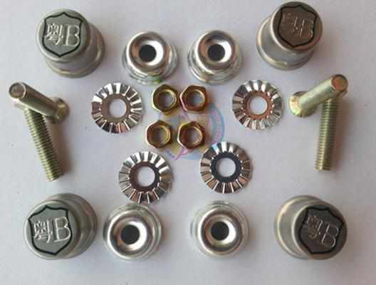 车牌上的四个螺丝装两个可以吗,车牌四个孔只上两个螺丝扣分吗