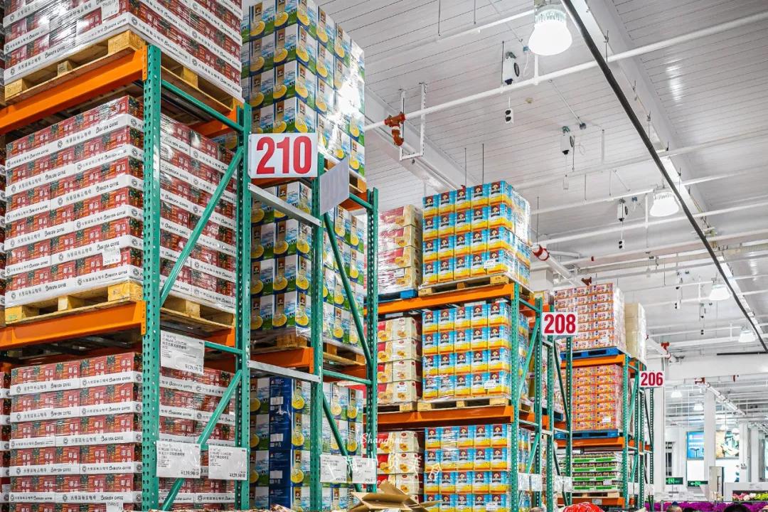 过年去超市囤货,过年没来得及买年货