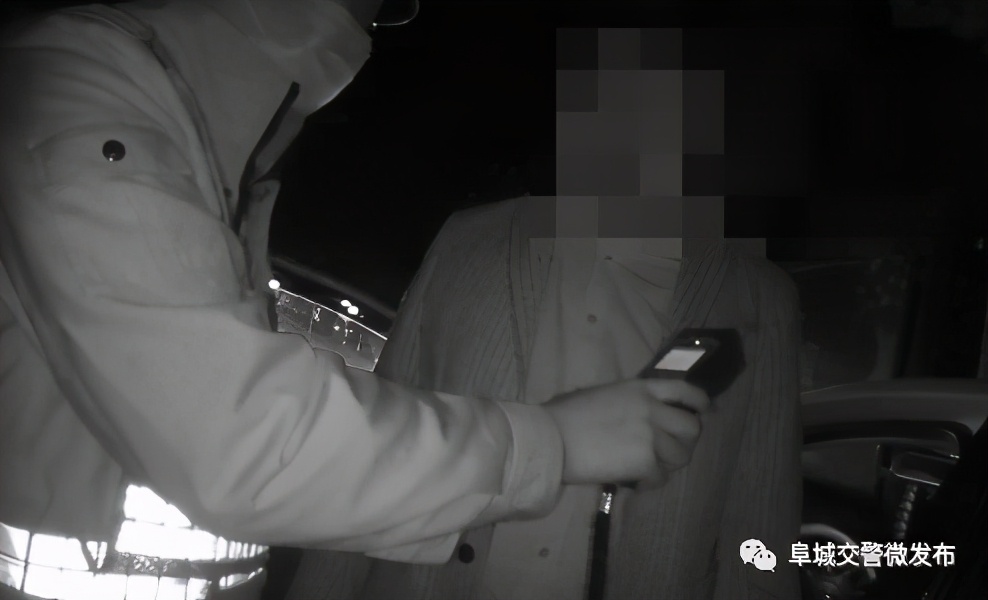 一男子醉酒回家被拦因请代驾,一男子酒后驾驶被罚