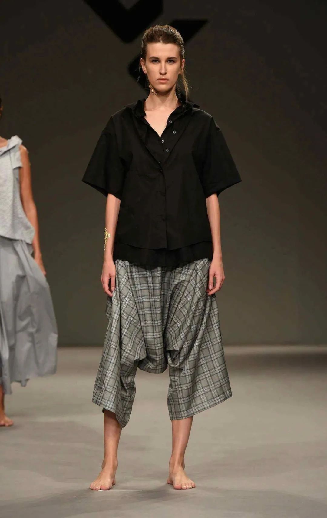 适合冬天穿的潮的裤子显腿长,适合粗腿穿的裤子推荐