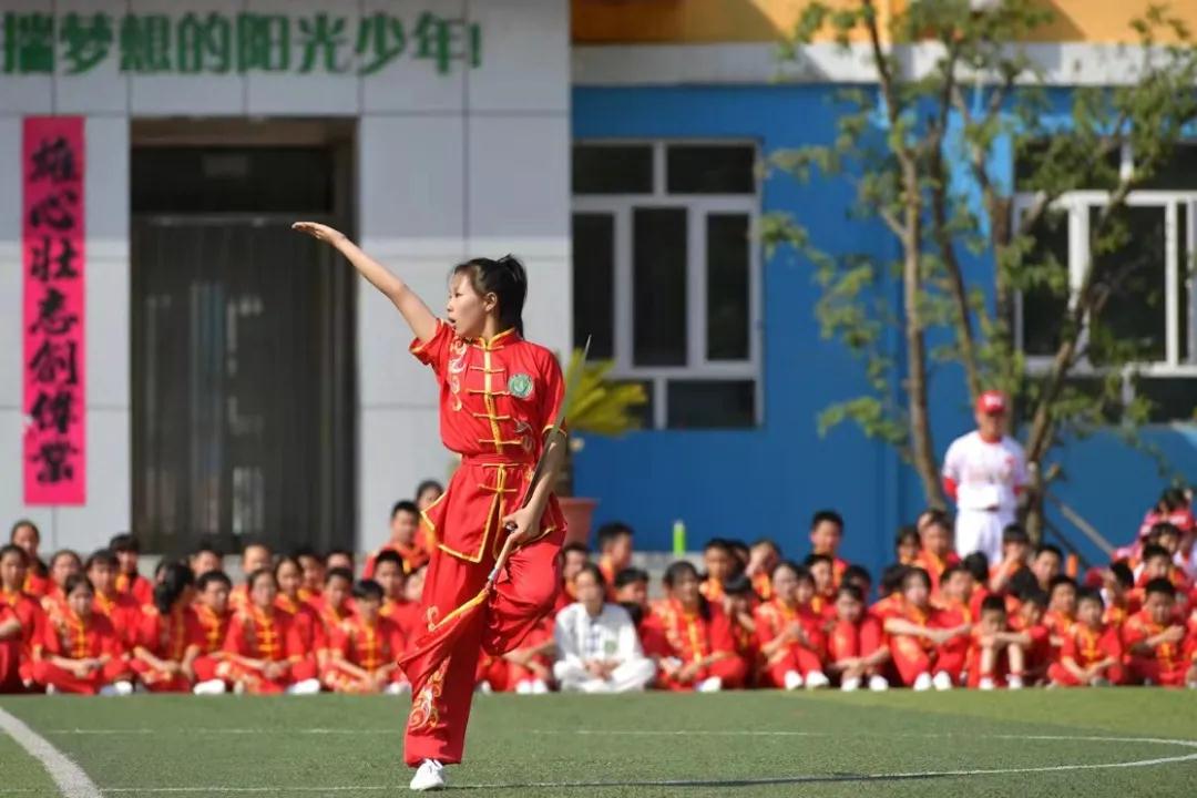 一共有207人参加体操表演,一百多人体育节开场