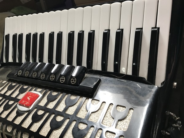 快速学习手风琴入门教程,怎样学习手风琴演奏