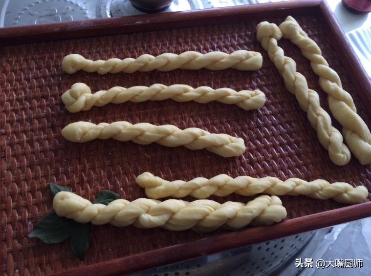 炸麻花咸香酥脆,炸酥脆麻花的家常做法