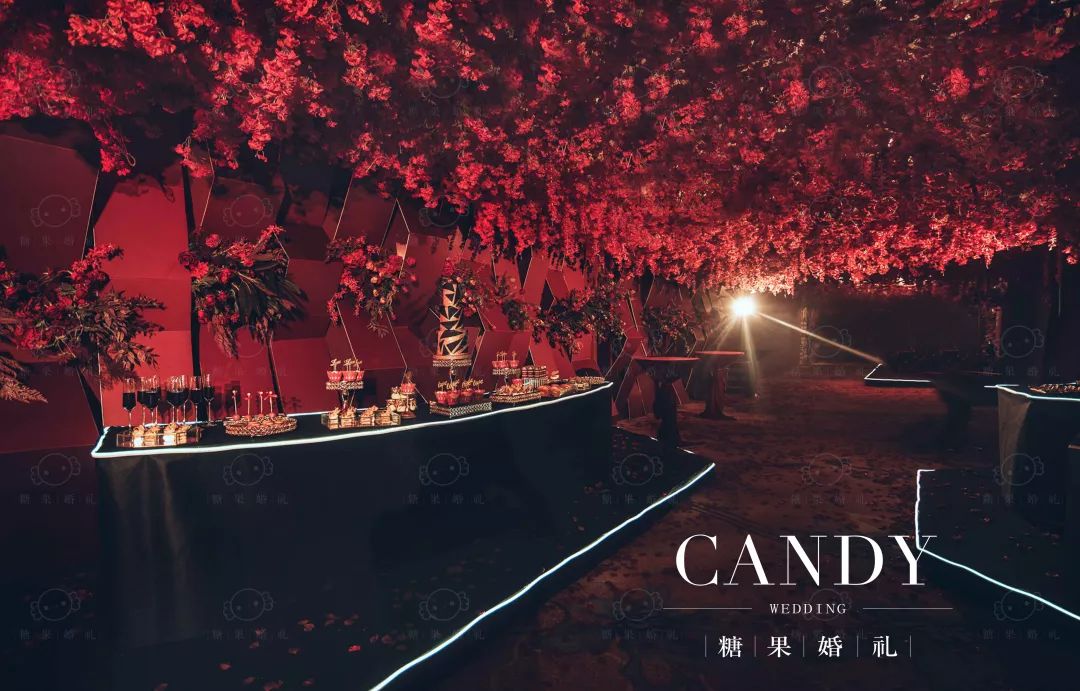 整场婚礼都是静谧深沉的红与黑在空间的碰撞,神秘而高级