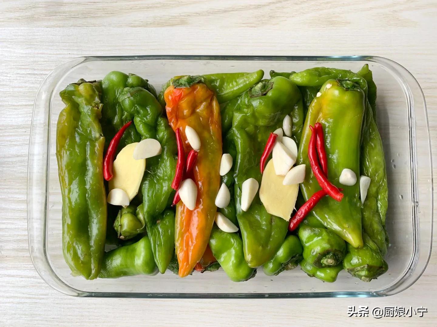 生抽腌小米辣椒和姜的最简单做法,腌辣椒最好吃的做法王刚