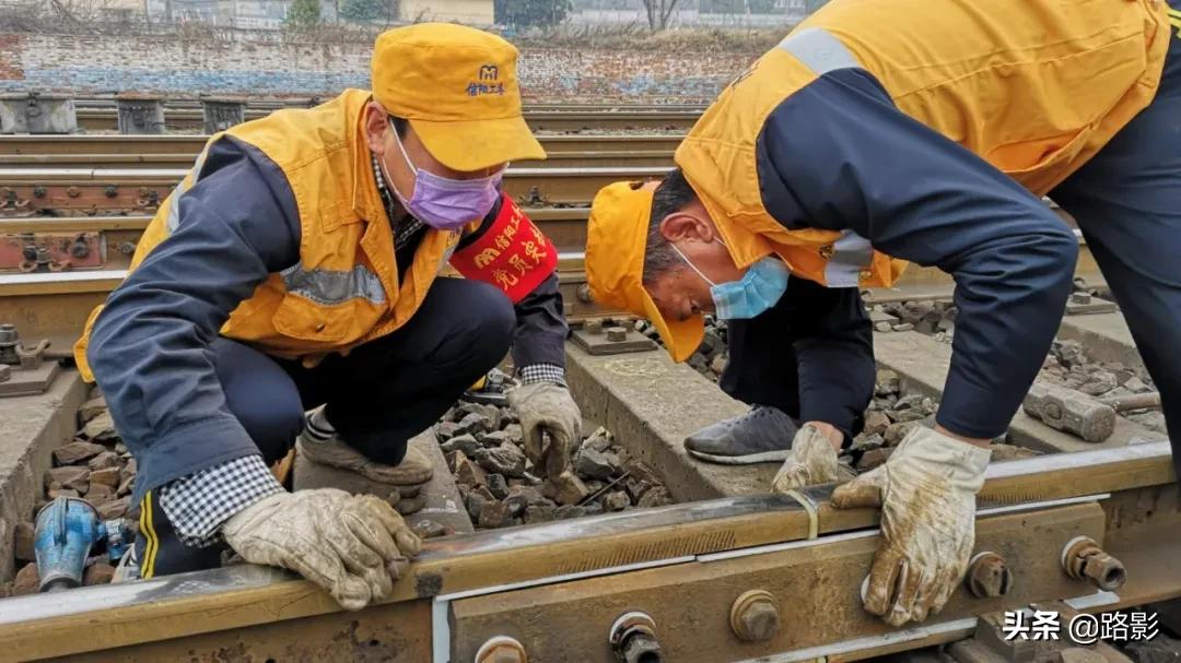 抗击疫情守护平安摄影征稿,战疫情保春运铁路警察在行动