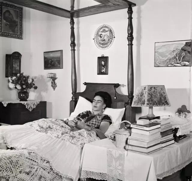 她是最有名的“荡妇”，身体残破不堪，却用画笔画出尖刻的爱情