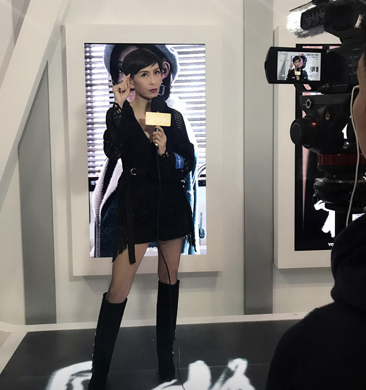 伍咏薇黑色裙子,伍咏薇穿彩条裙