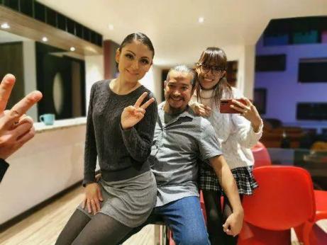 墨西哥富豪太会玩,夫妻俩生活嫌无趣,找18岁美女凑够“斗地主”