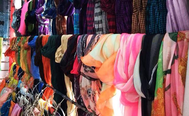 摆地摊卖什么最合适而且低成本的,摆什么地摊比较容易赚钱