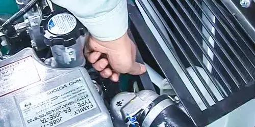 挖掘机三角皮带调不紧怎么回事,挖掘机履带张紧度的检查与调整