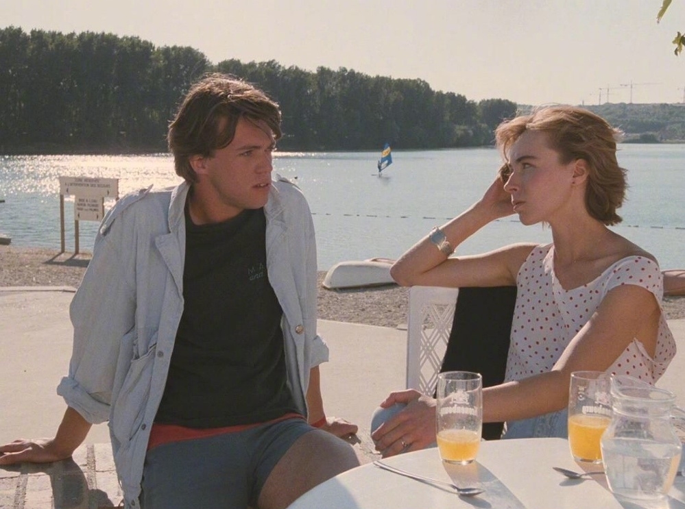 在候麦电影中寻找夏天，豆沙色上衣清纯减龄，值得借鉴