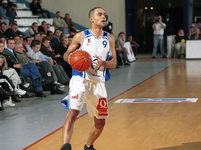 马刺球迷看伦纳德,马刺主场致敬帕克视频