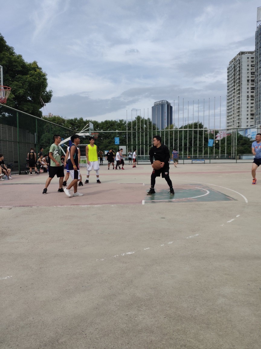 怎么一招称霸野球场,中年大叔打篮球技巧