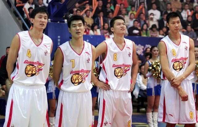 13年前以一记绝杀拯救中国男篮，婚后生活幸福，功成身退成解说