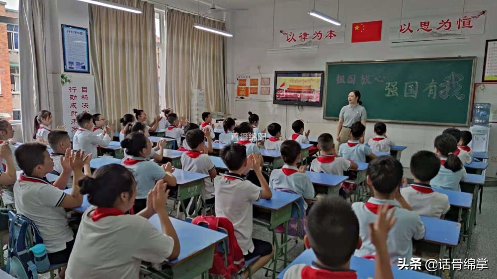 开学第1天的课堂,开学第1天老师给我们上课