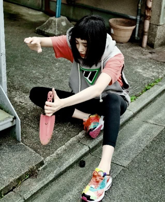 耐克出了款“彩虹鞋”，搭配今年很火的“无痕裤”穿，潮到飞起！