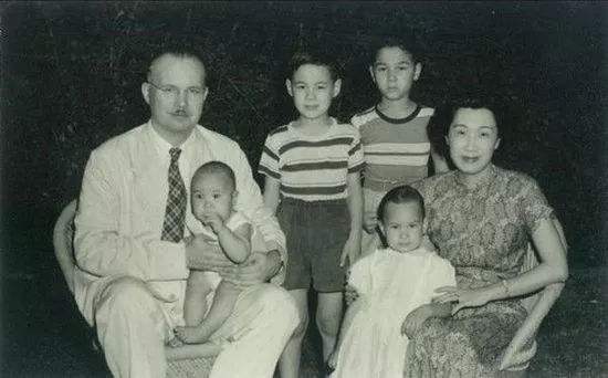 正说缠足一千年:三寸金莲如何从“贵族范儿”,变成了情色风